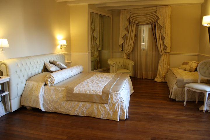 Suite Hotel Santa Chiara (4-stars Luxury - downtown hotel)